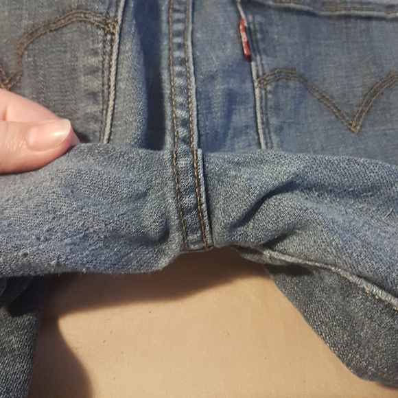 311 Medium Wash Levi Jeans - Picture 3 of 5